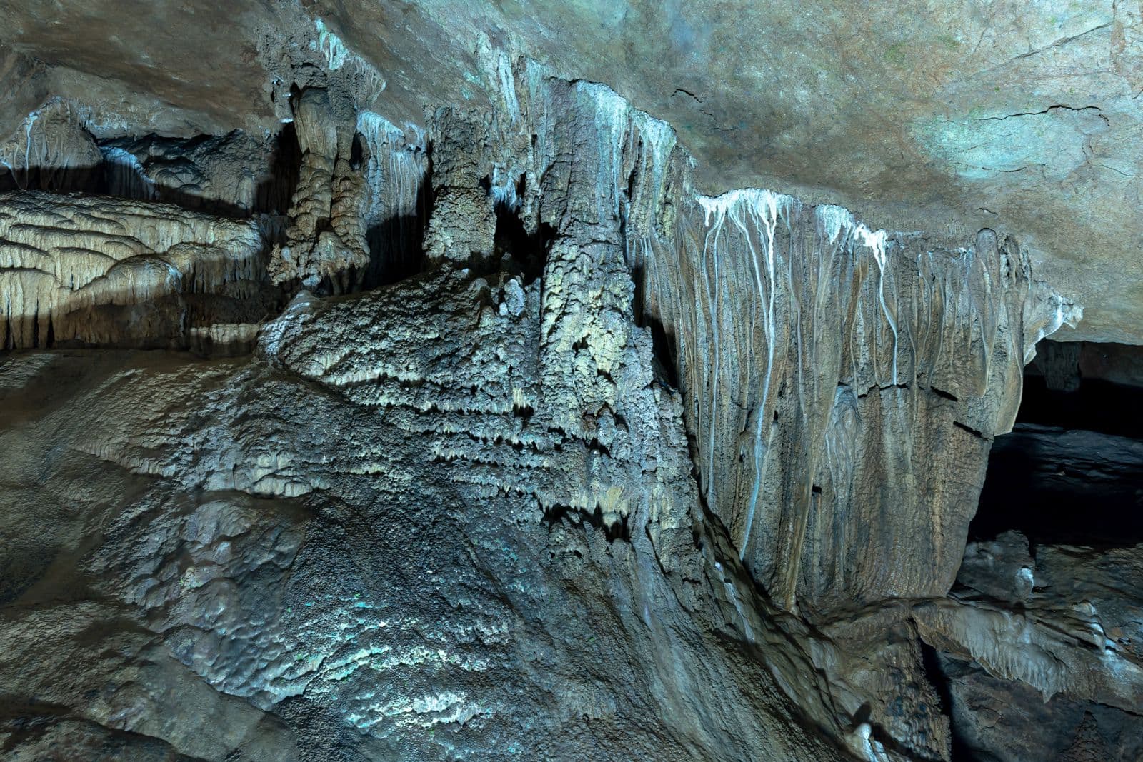Entrada monumental de una cueva en Cantabria