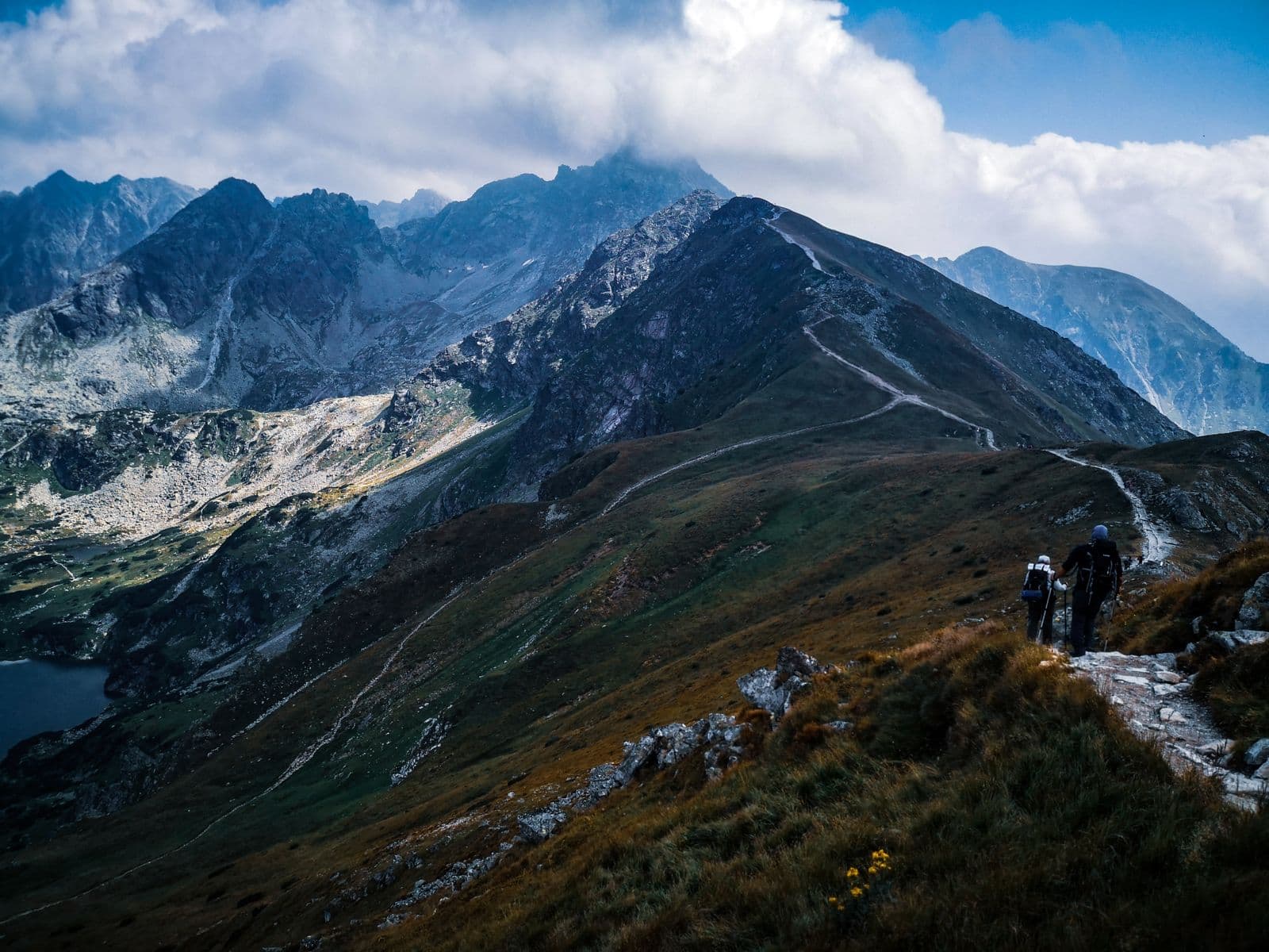 Sendero de montaña en el Valle de Soba, Cantabria