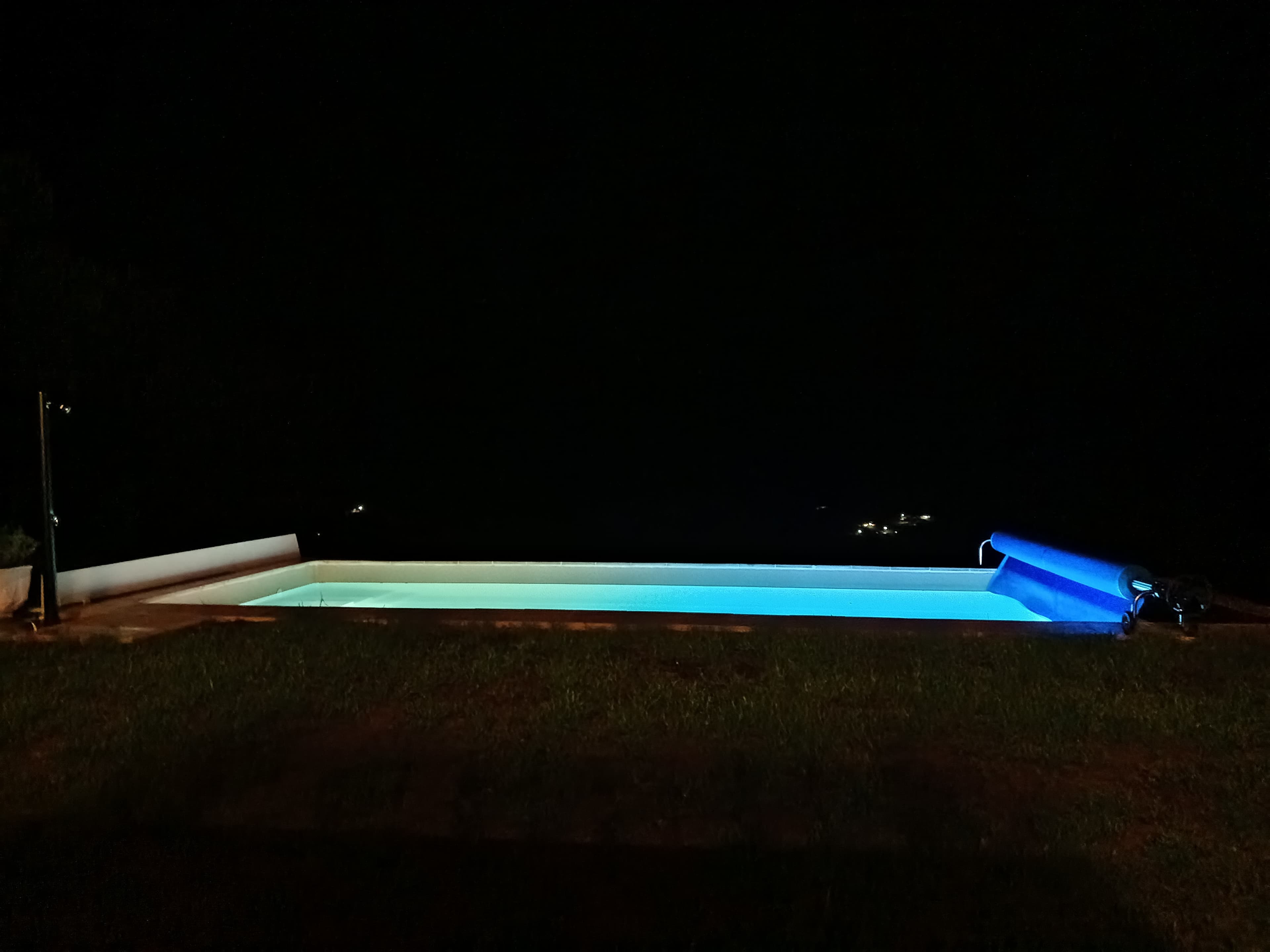 Piscina iluminada de noche en Casa Calma, Valle de Soba