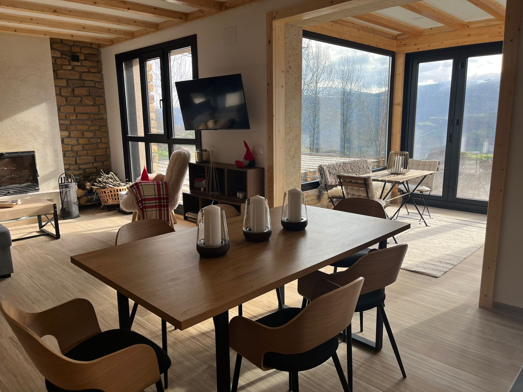 Salón con vistas al valle en Casa Calma, Valle de Soba