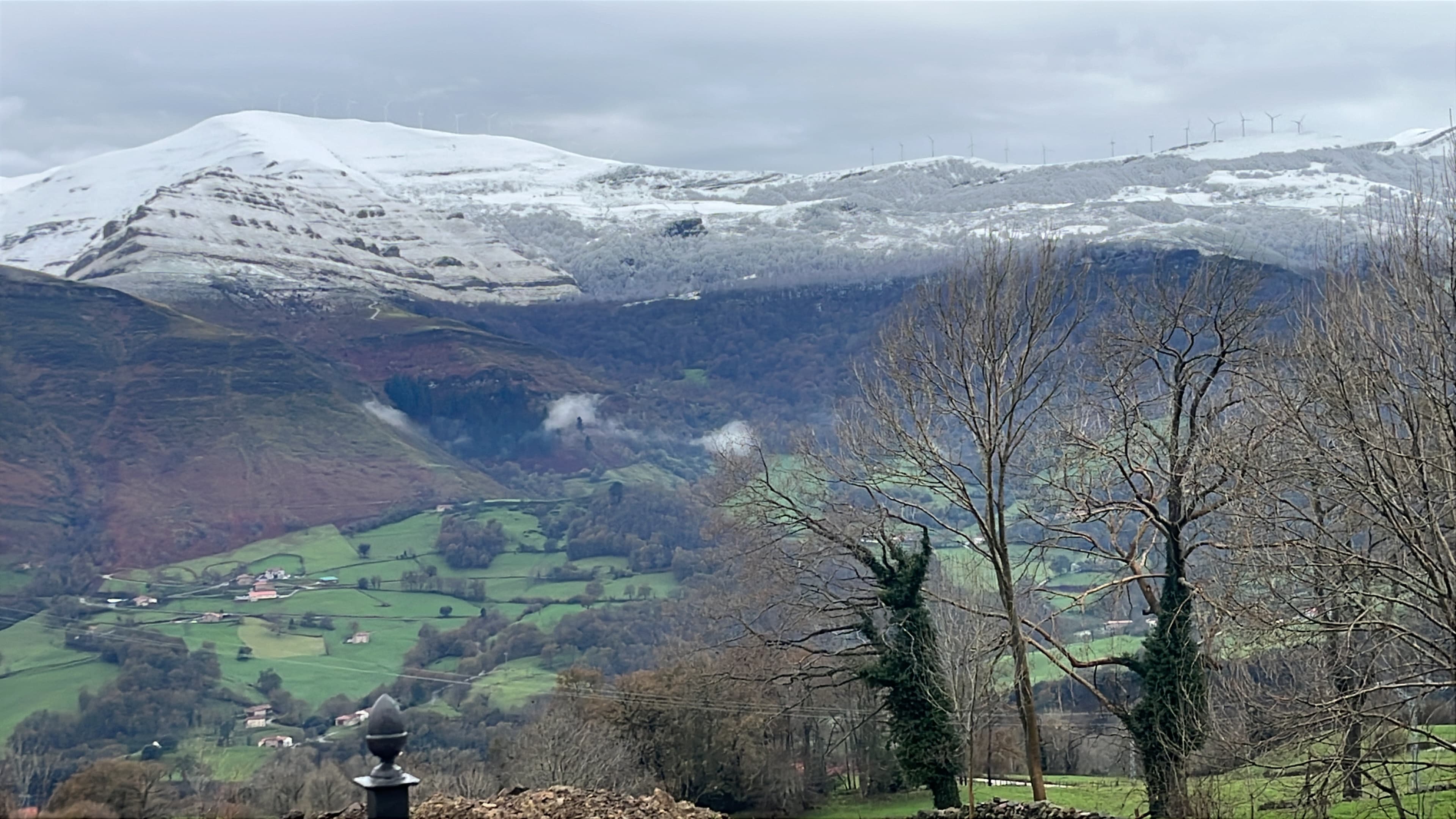 Sendero de montaña en el Valle de Soba, Cantabria