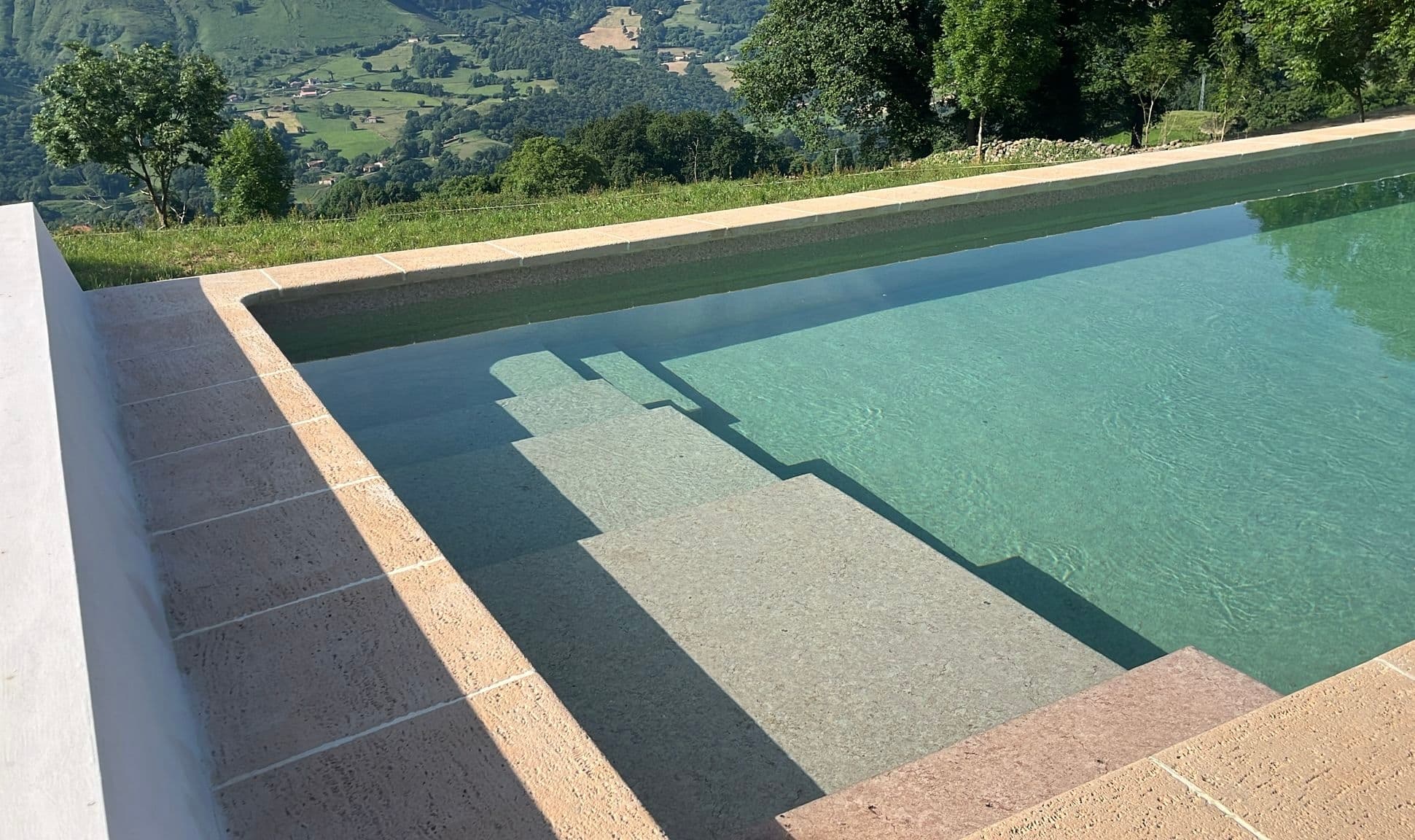 Piscina cómoda con asiento para disfrutar del paisaje